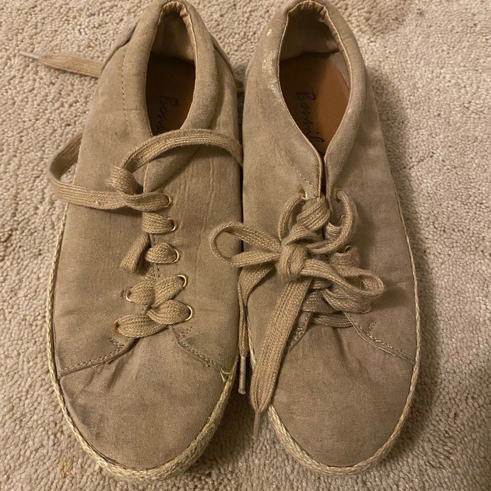 Women’s 5.5 sneaker type shoes